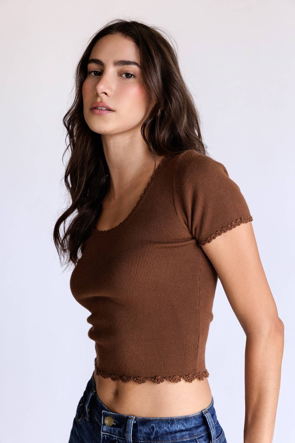 RIBBED KNIT CROP TOP: BROWN