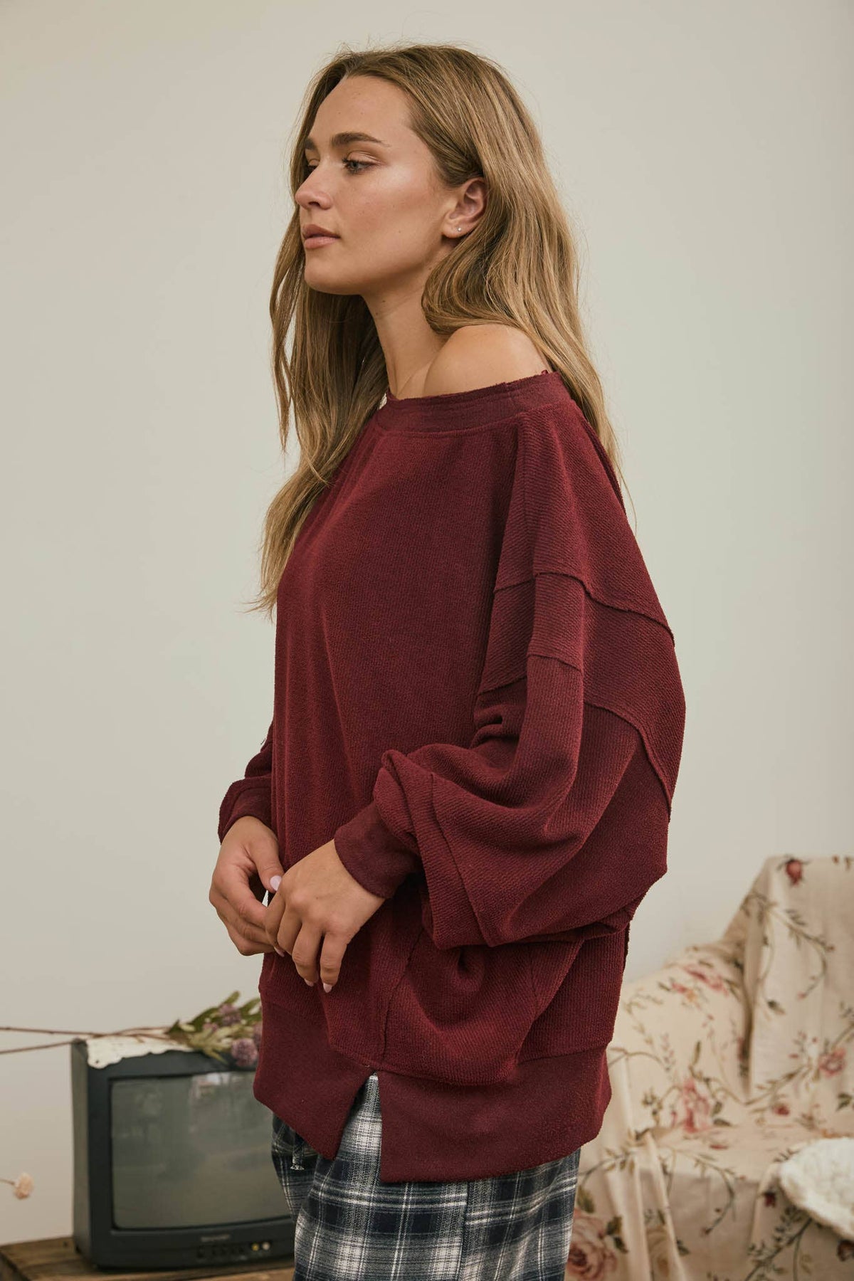 TIERED SLEEVE BOAT NECK EXPOSED SEAM KNIT TOP : DARK BROWN