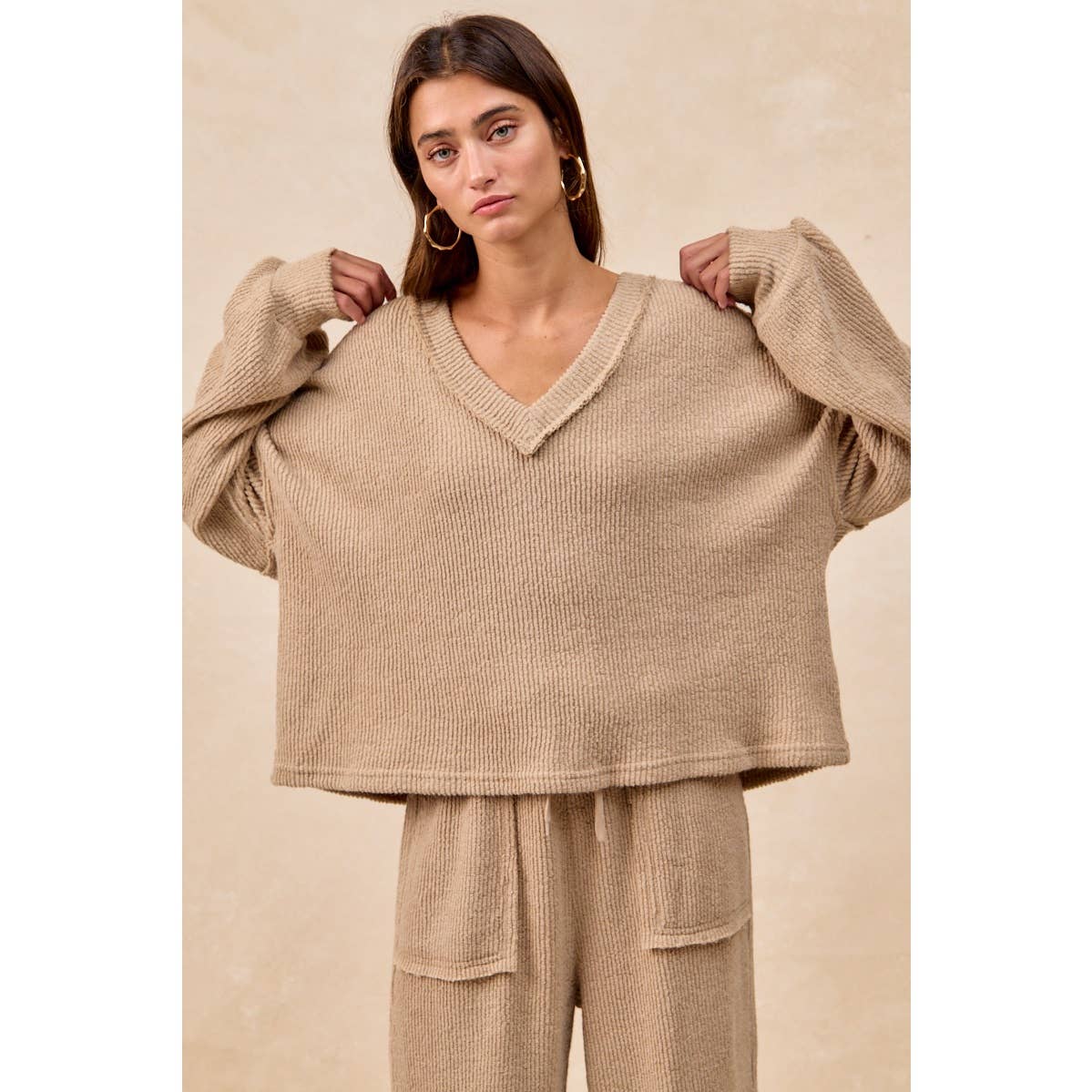RELAXED FIT BOUCLE RIB KNIT V NECK TOP: TAUPE / L