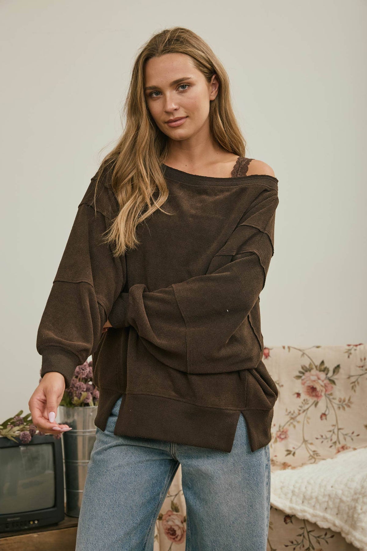TIERED SLEEVE BOAT NECK EXPOSED SEAM KNIT TOP : DARK BROWN