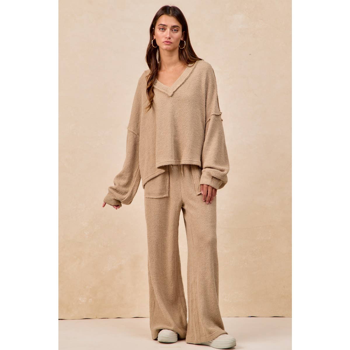 RELAXED FIT BOUCLE RIB KNIT V NECK TOP: TAUPE / L