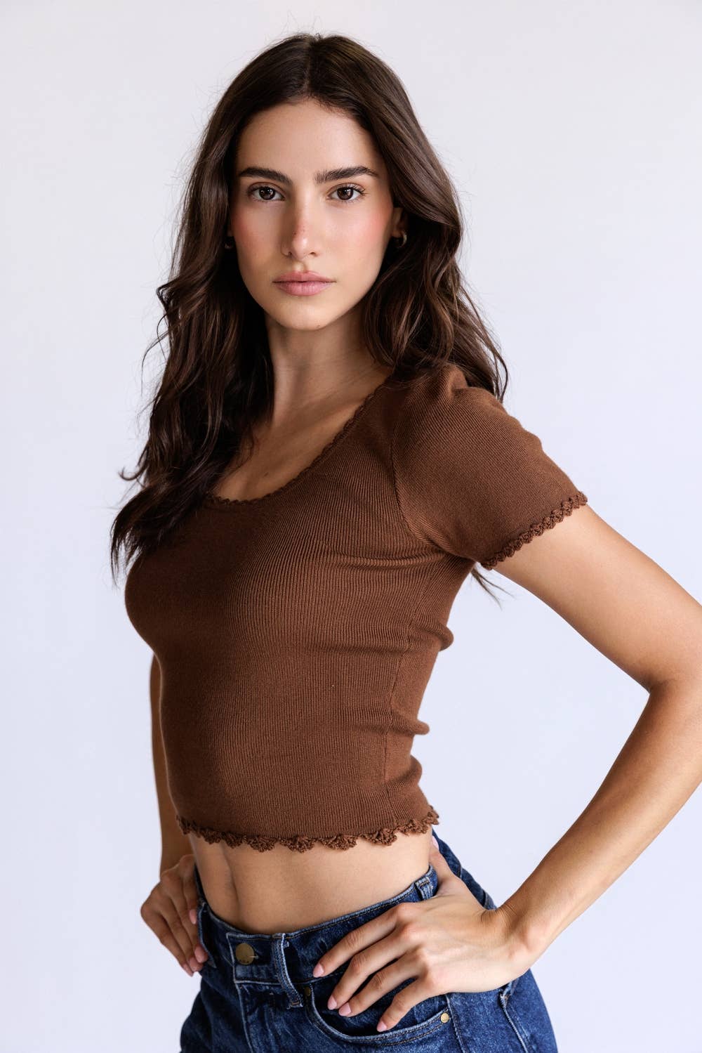 RIBBED KNIT CROP TOP: BROWN