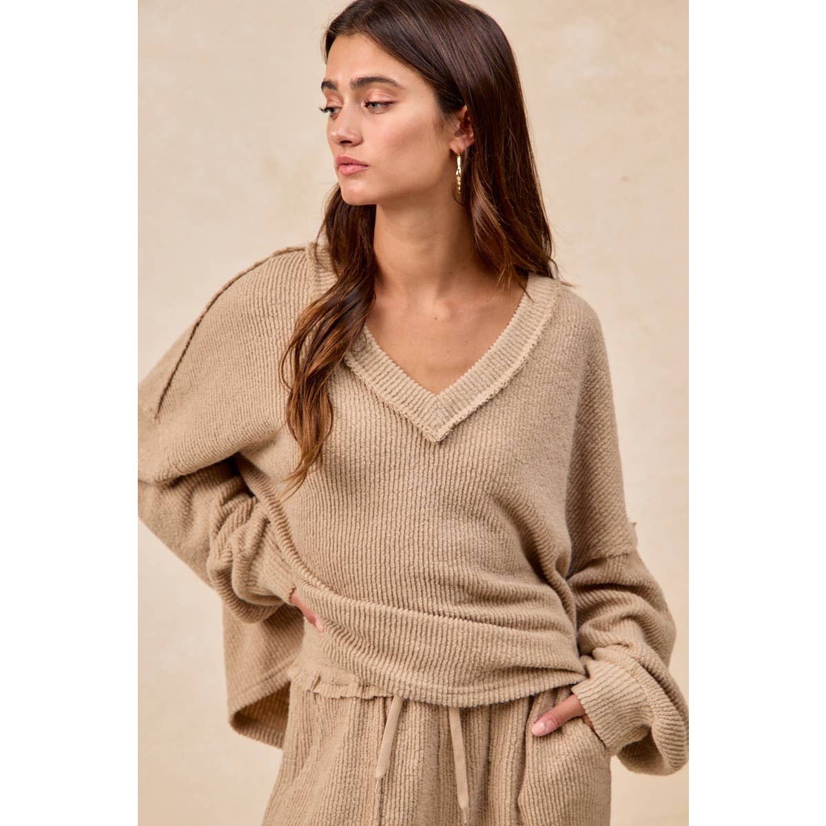 RELAXED FIT BOUCLE RIB KNIT V NECK TOP: TAUPE / S
