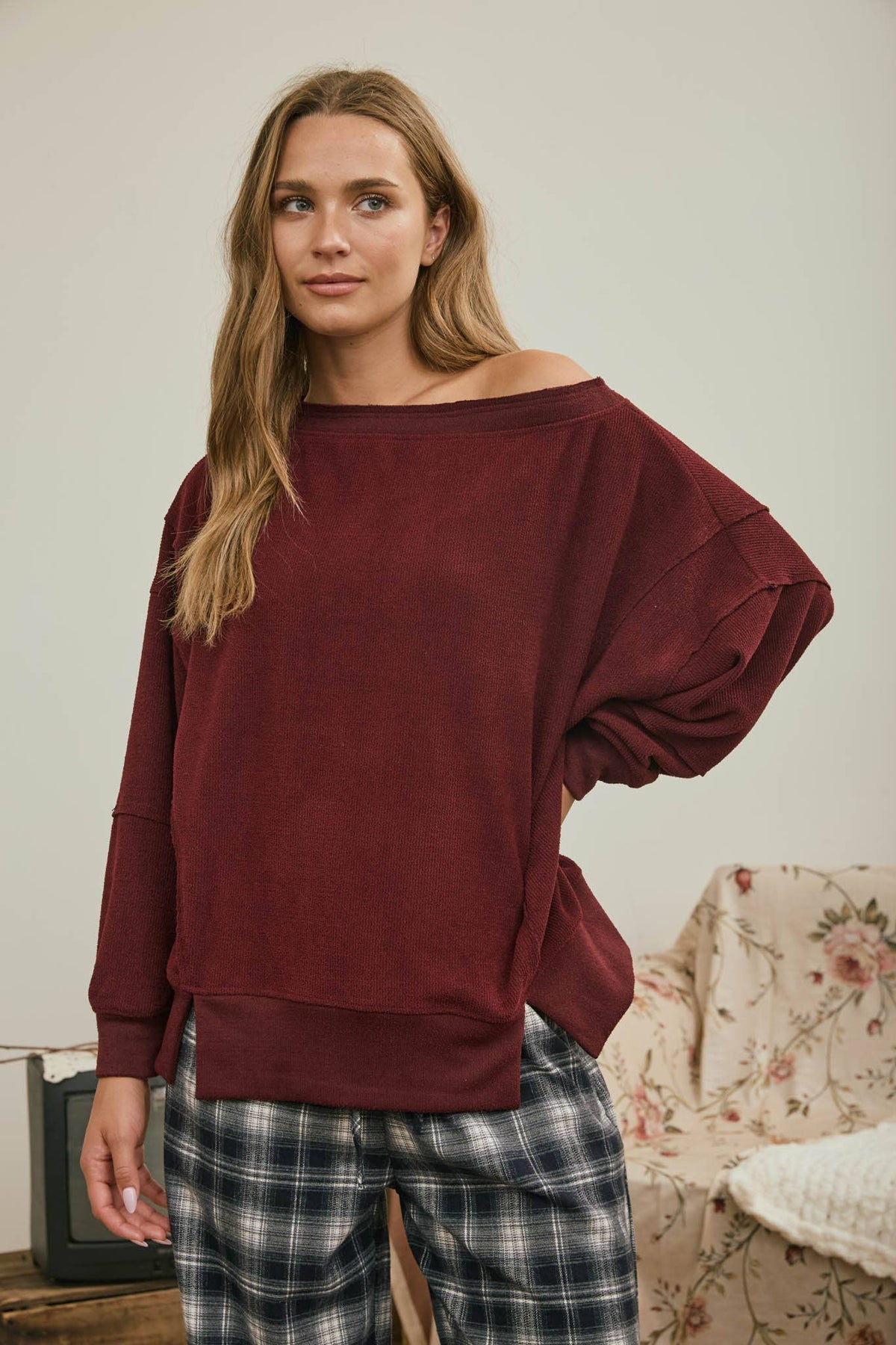 TIERED SLEEVE BOAT NECK EXPOSED SEAM KNIT TOP : DARK BROWN