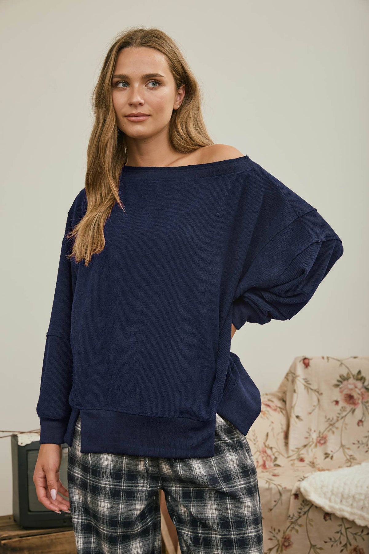 TIERED SLEEVE BOAT NECK EXPOSED SEAM KNIT TOP : DARK BROWN