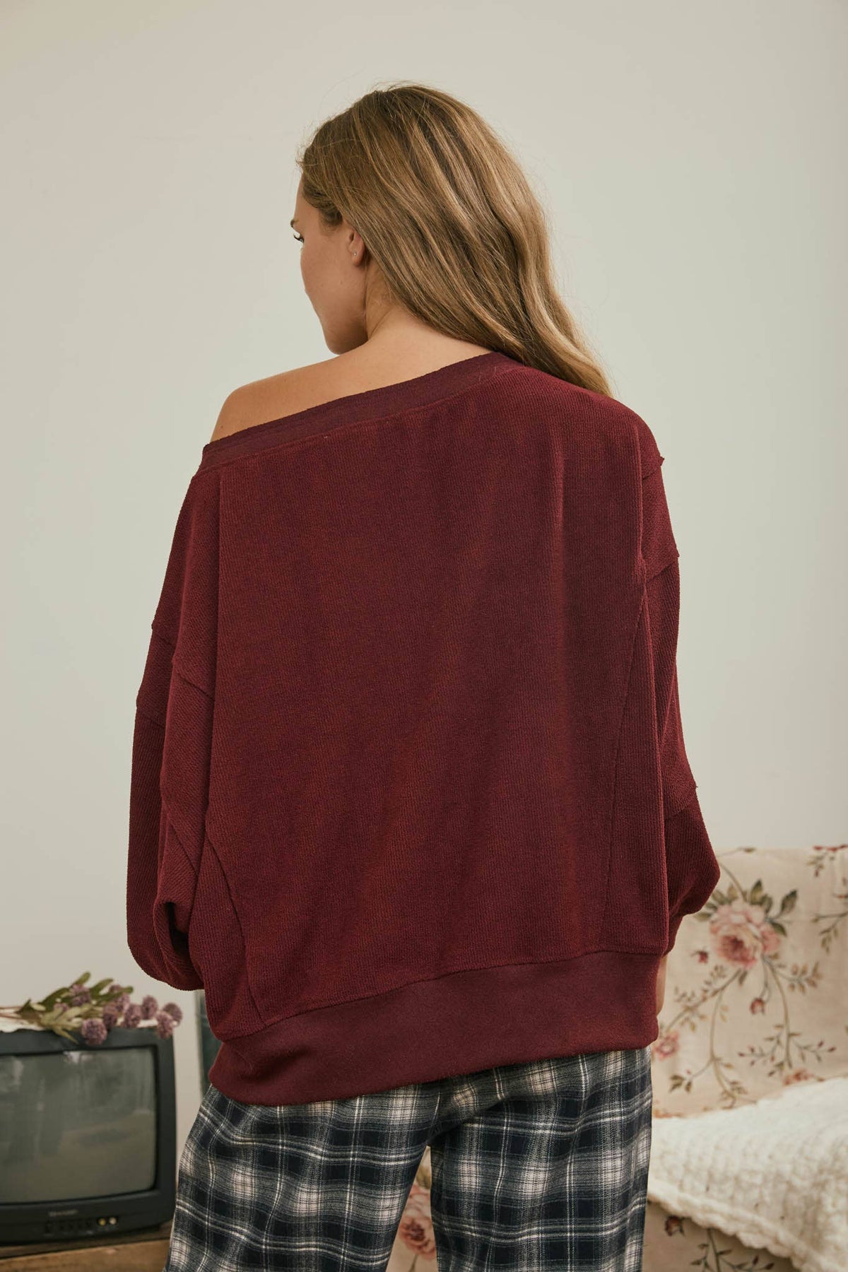 TIERED SLEEVE BOAT NECK EXPOSED SEAM KNIT TOP : DARK BROWN