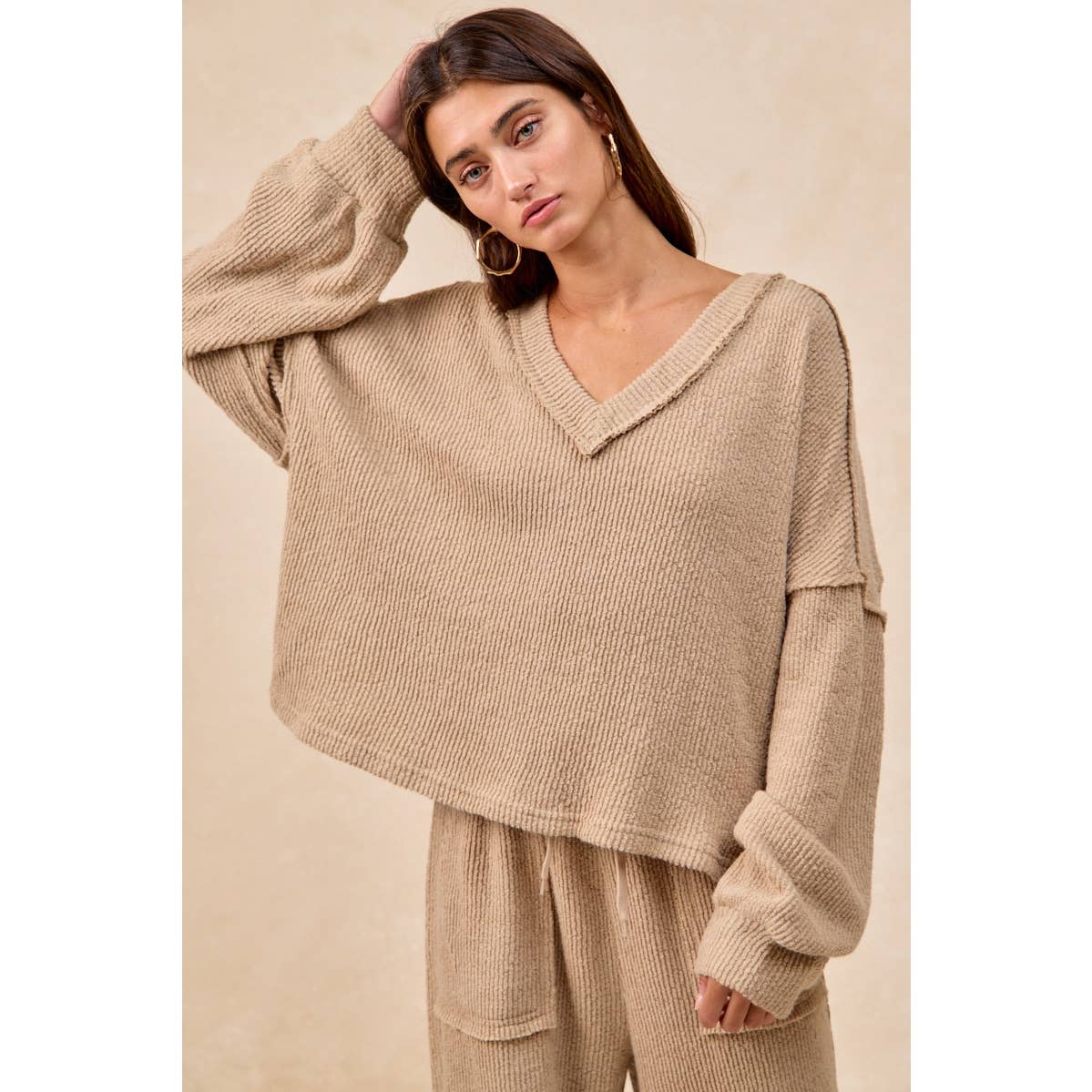 RELAXED FIT BOUCLE RIB KNIT V NECK TOP: TAUPE / L