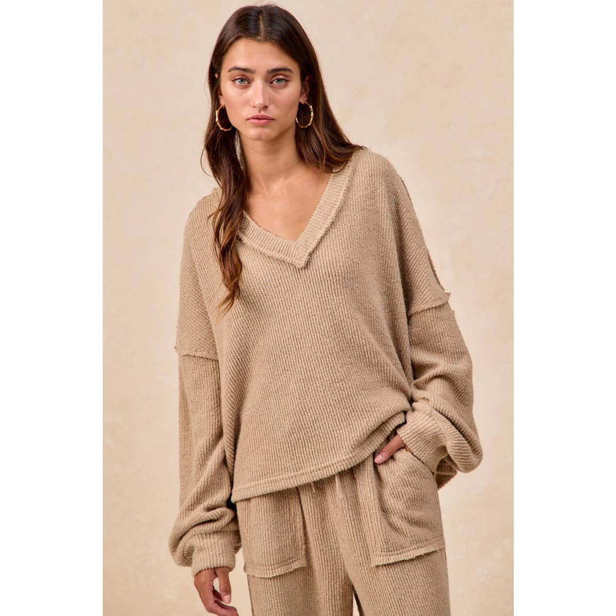 RELAXED FIT BOUCLE RIB KNIT V NECK TOP: TAUPE / L