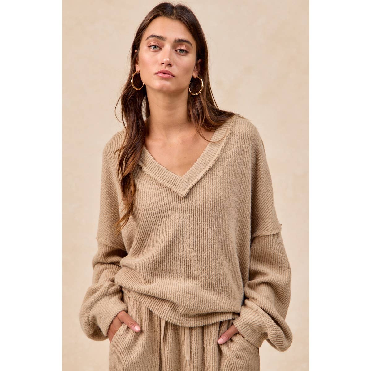 RELAXED FIT BOUCLE RIB KNIT V NECK TOP: TAUPE / L
