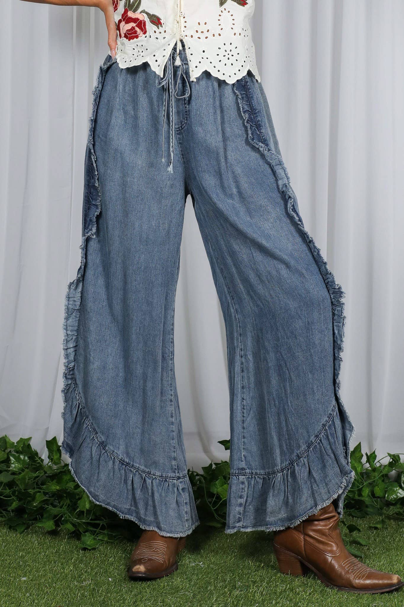 Flared Ruffle Hem Washed Chambray Crop Denim Pants VP83040: Black Denim / M