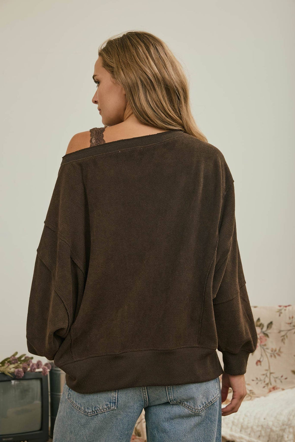 TIERED SLEEVE BOAT NECK EXPOSED SEAM KNIT TOP : DARK BROWN