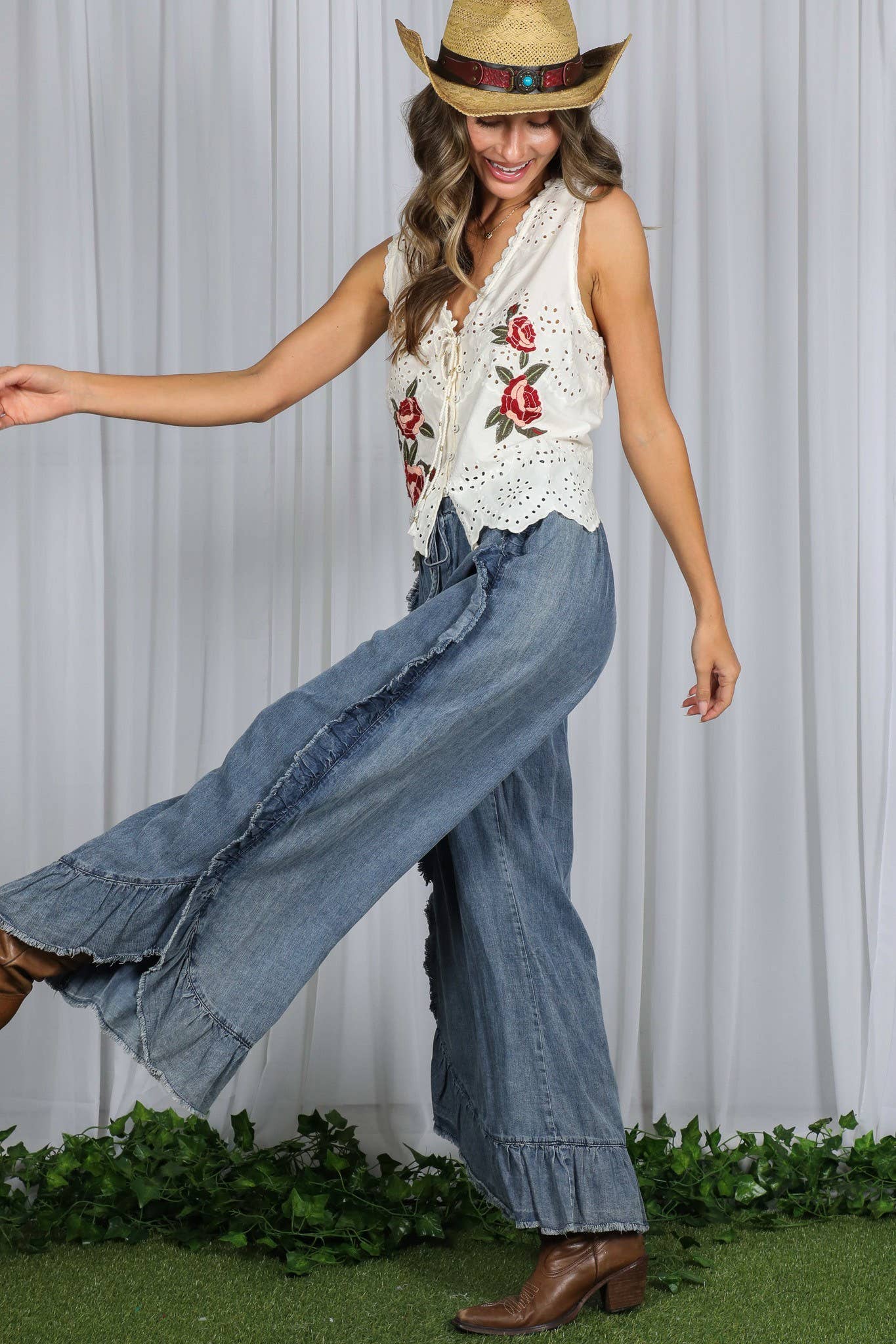Flared Ruffle Hem Washed Chambray Crop Denim Pants VP83040: Black Denim / L