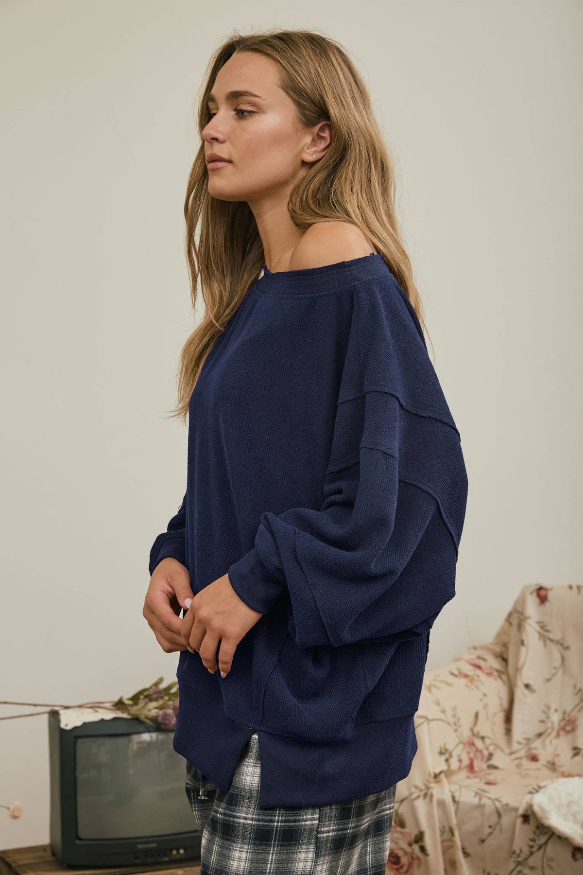 TIERED SLEEVE BOAT NECK EXPOSED SEAM KNIT TOP : DARK BROWN