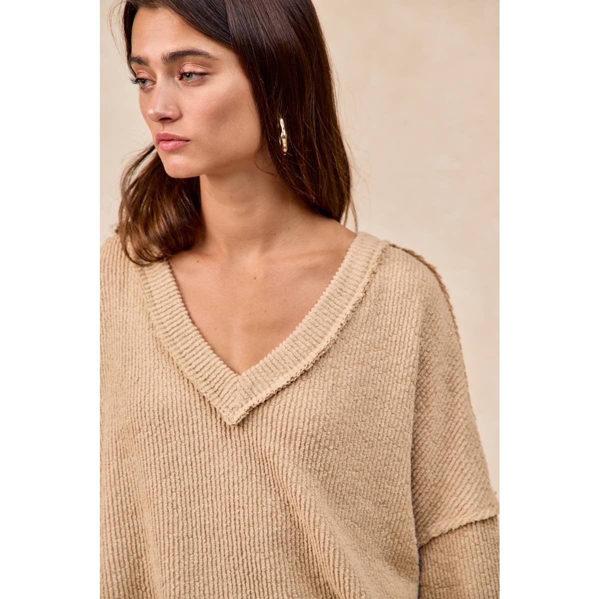 RELAXED FIT BOUCLE RIB KNIT V NECK TOP: TAUPE / L