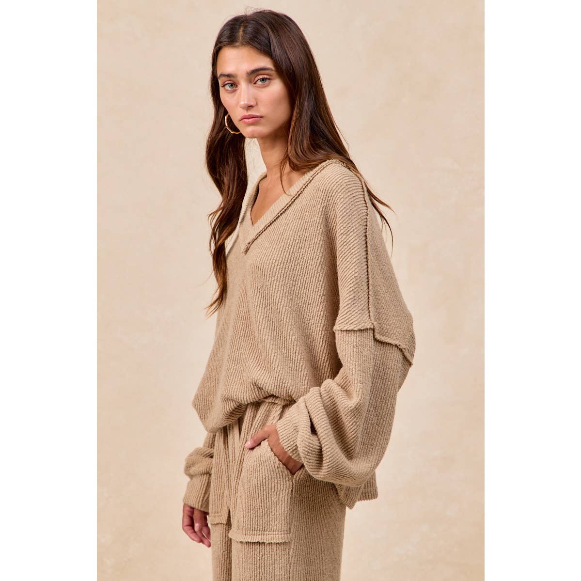 RELAXED FIT BOUCLE RIB KNIT V NECK TOP: TAUPE / L