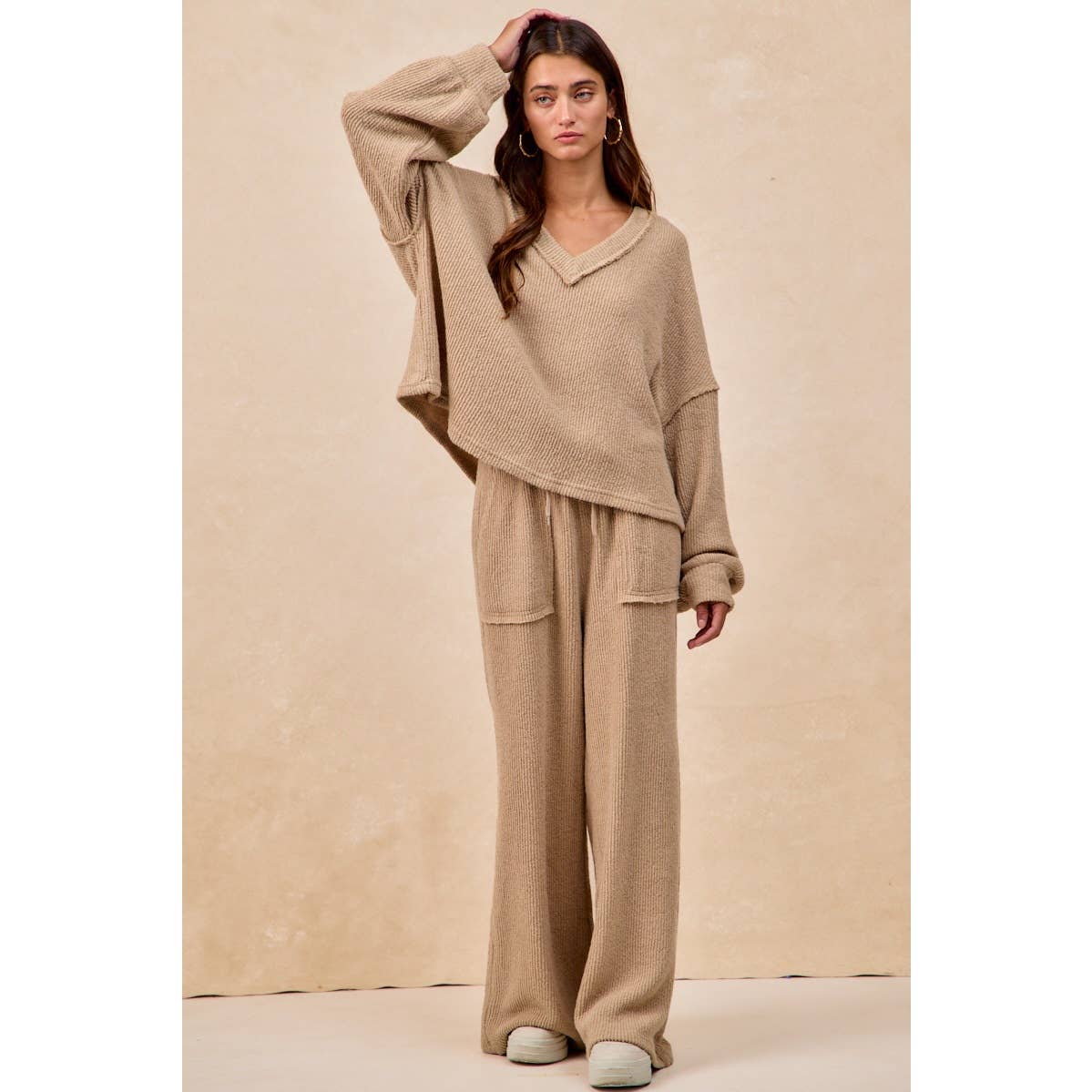 RELAXED FIT BOUCLE RIB KNIT V NECK TOP: TAUPE / L