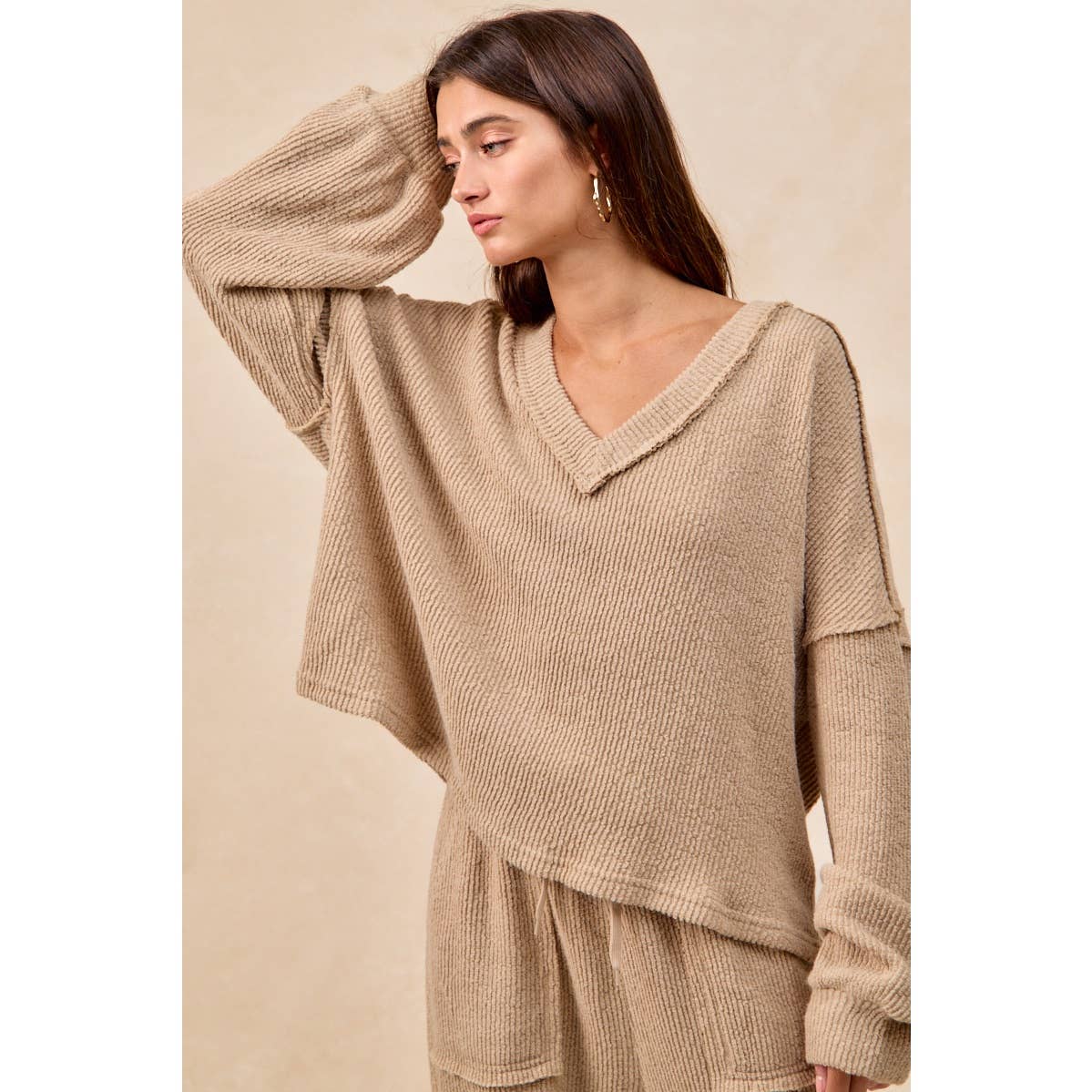 RELAXED FIT BOUCLE RIB KNIT V NECK TOP: TAUPE / L