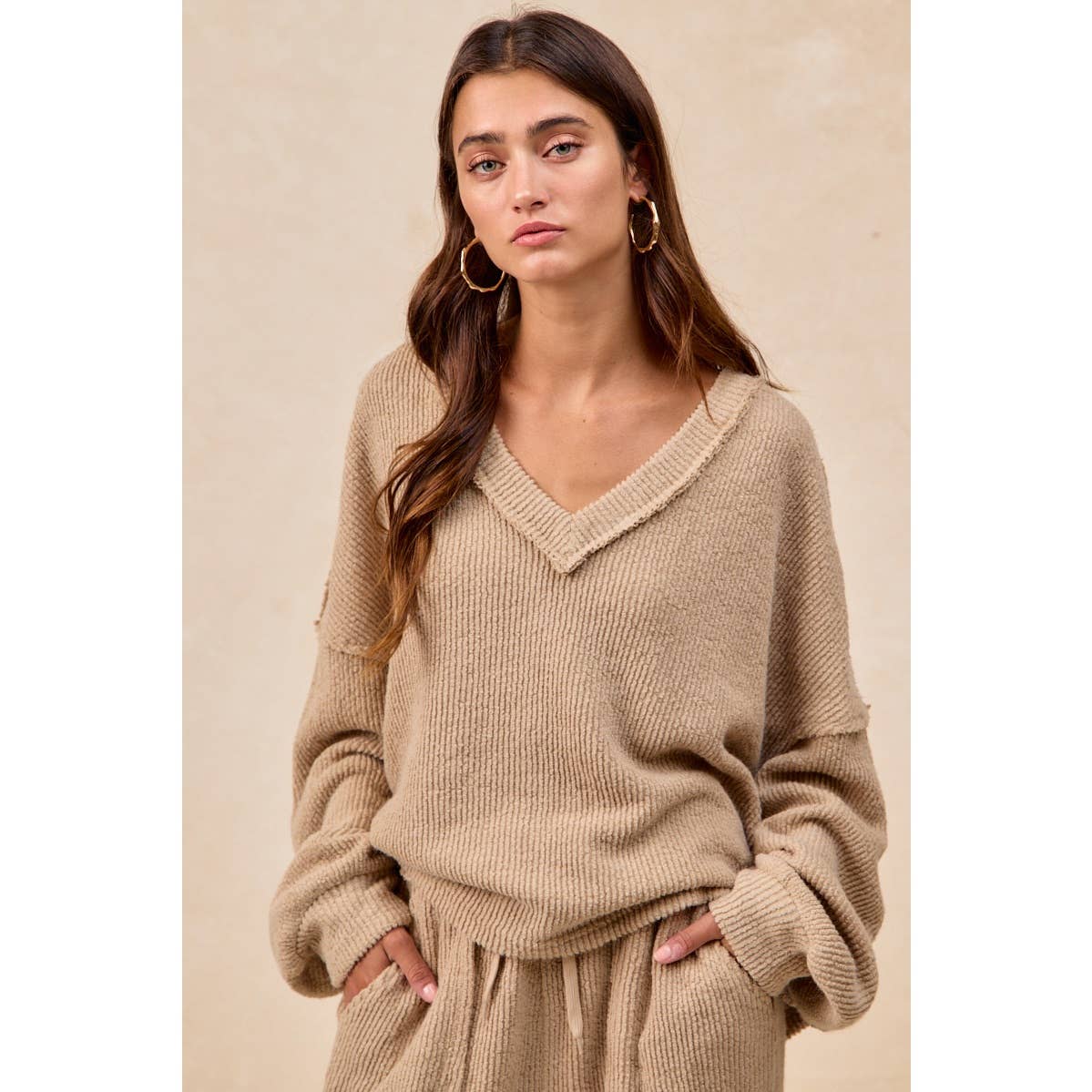 RELAXED FIT BOUCLE RIB KNIT V NECK TOP: TAUPE / S