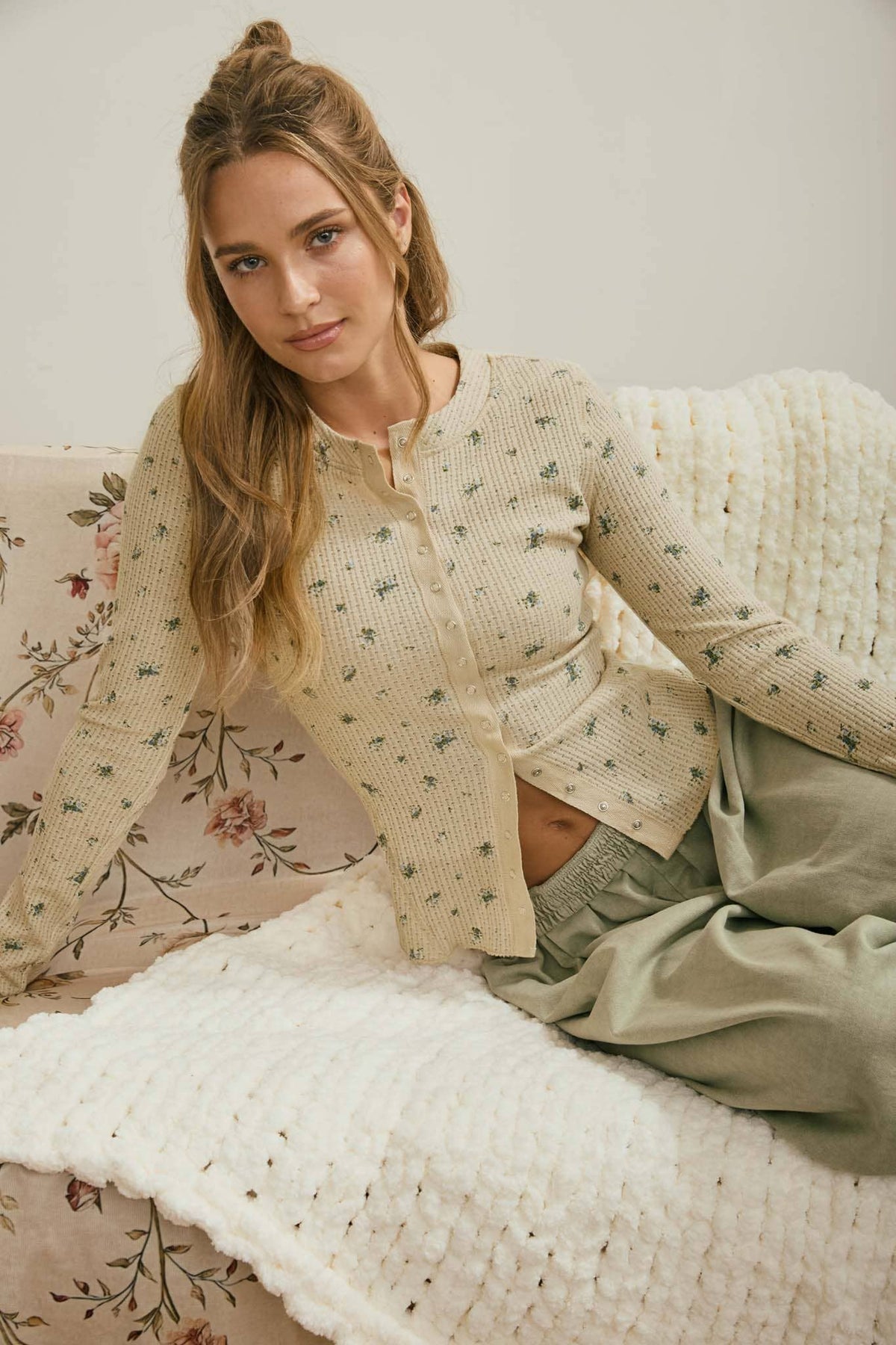 FLORAL SNAP FRONT LONG SLEEVE WAFFLE KNIT TOP : IVORY MULTI