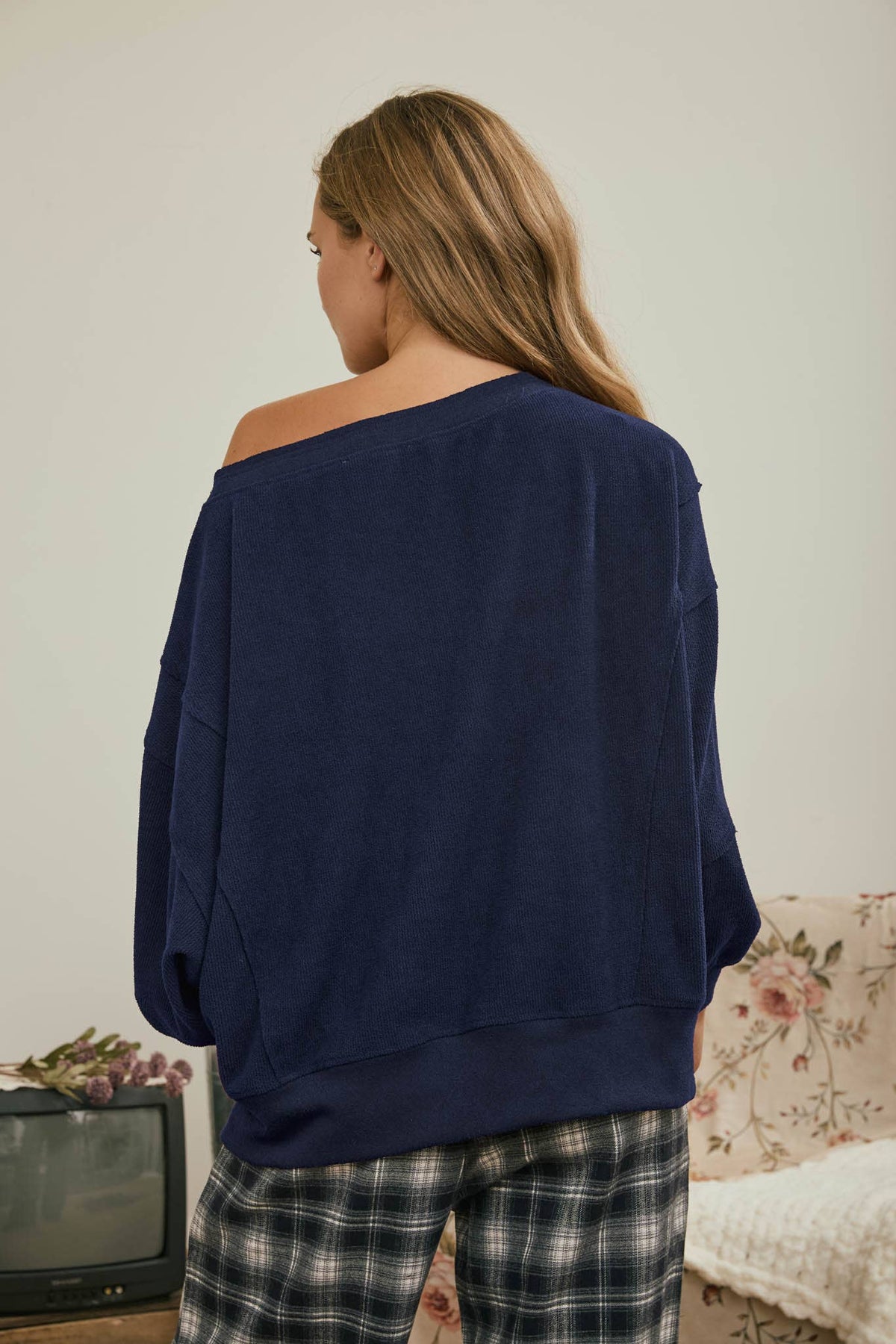 TIERED SLEEVE BOAT NECK EXPOSED SEAM KNIT TOP : DARK BROWN