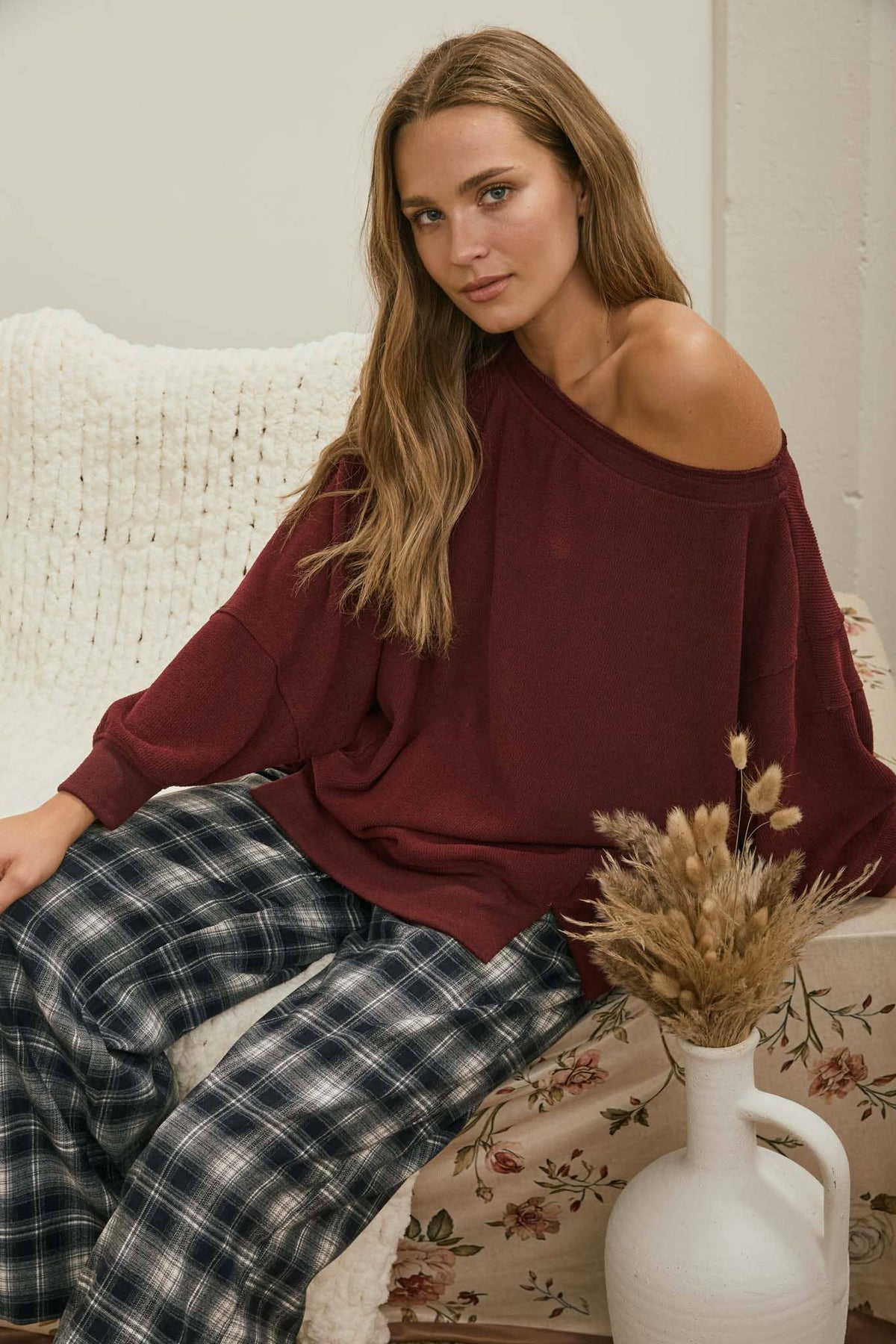 TIERED SLEEVE BOAT NECK EXPOSED SEAM KNIT TOP : DARK BROWN