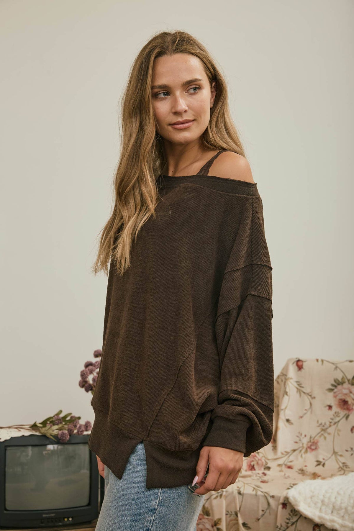 TIERED SLEEVE BOAT NECK EXPOSED SEAM KNIT TOP : DARK BROWN