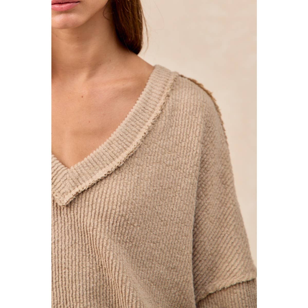 RELAXED FIT BOUCLE RIB KNIT V NECK TOP: TAUPE / L
