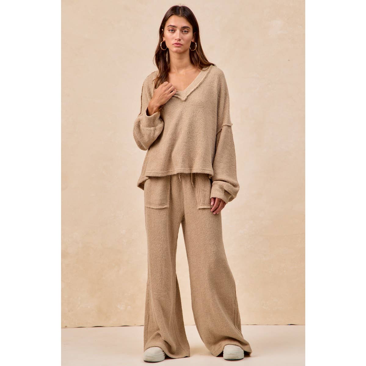 RELAXED FIT BOUCLE RIB KNIT V NECK TOP: TAUPE / L