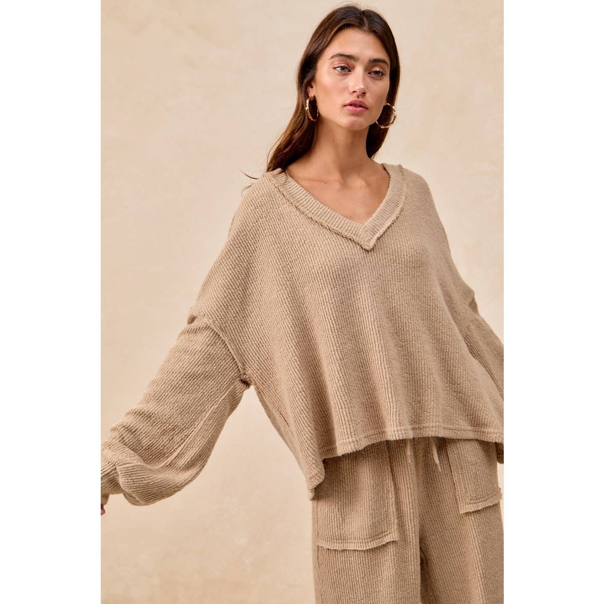 RELAXED FIT BOUCLE RIB KNIT V NECK TOP: TAUPE / L
