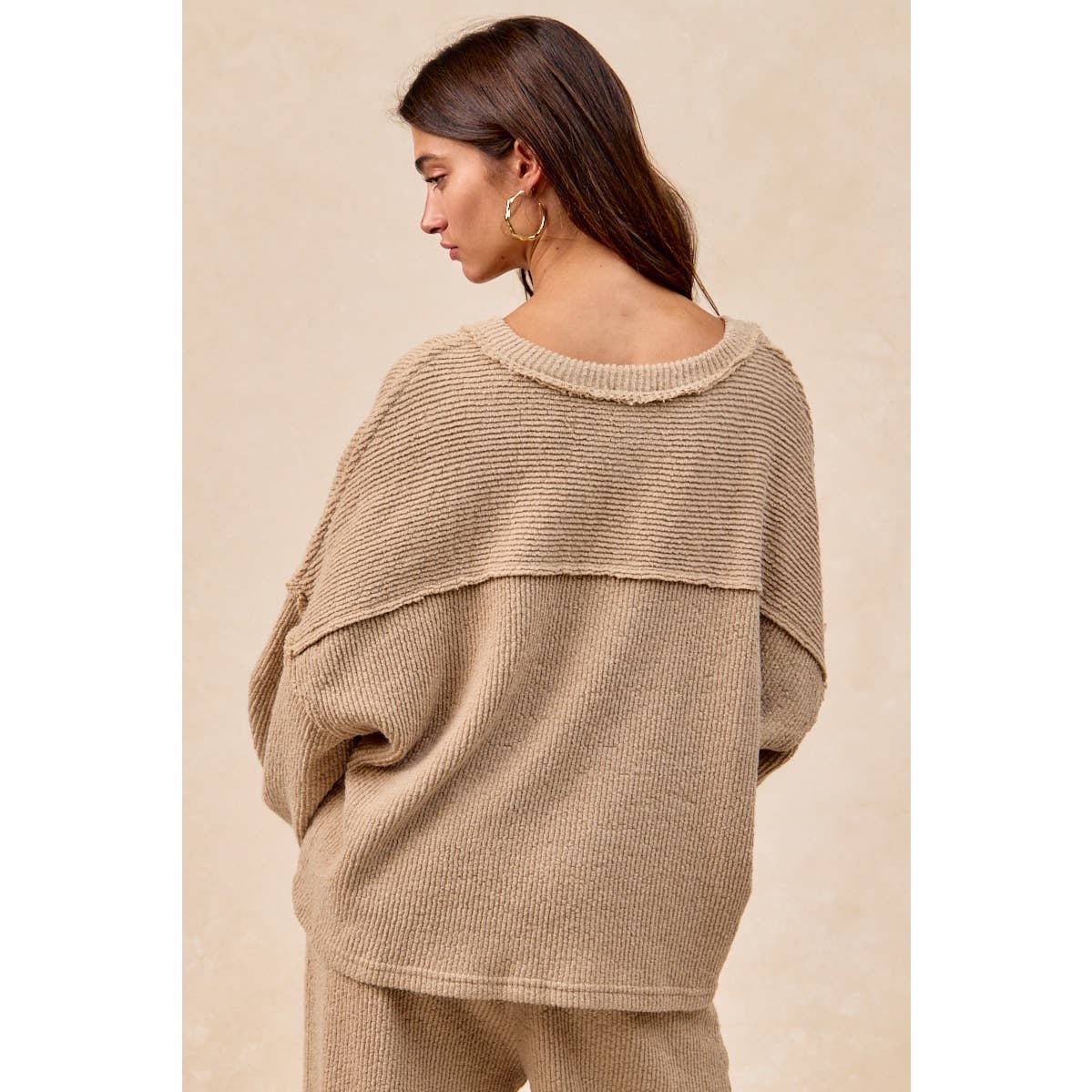 RELAXED FIT BOUCLE RIB KNIT V NECK TOP: TAUPE / L