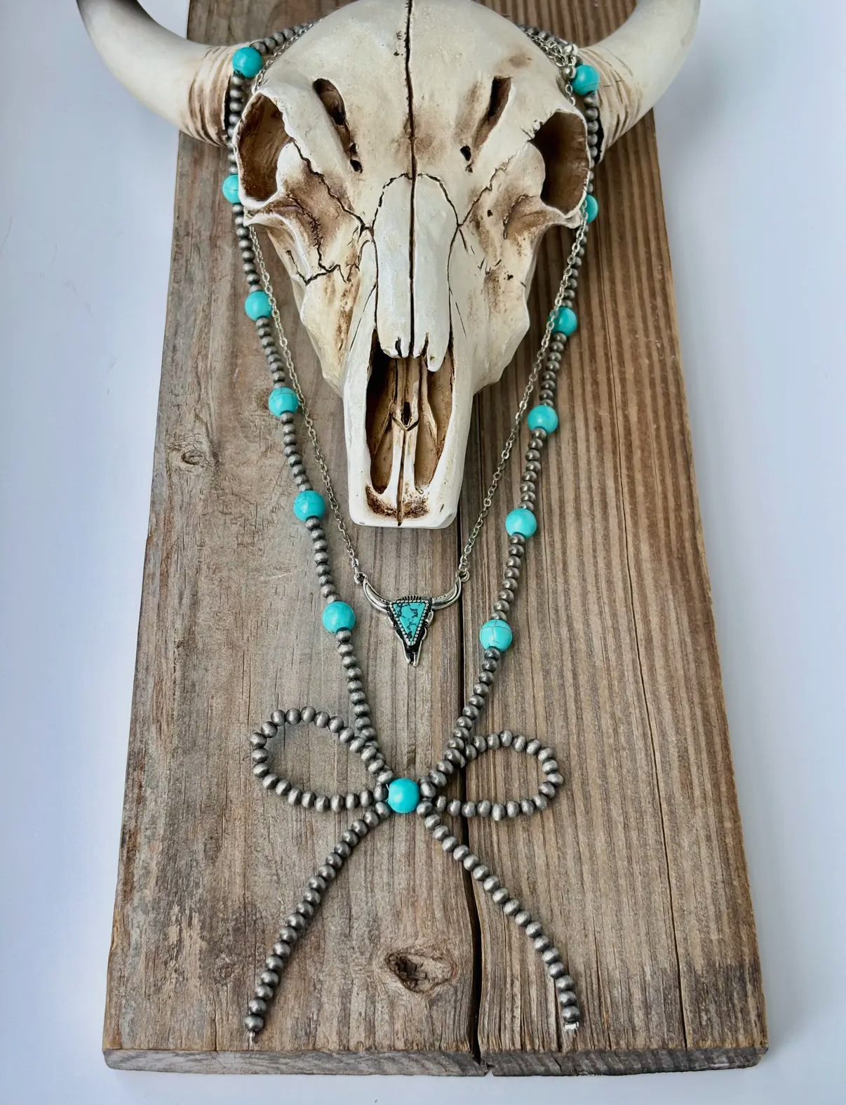 Bow and pendant necklace