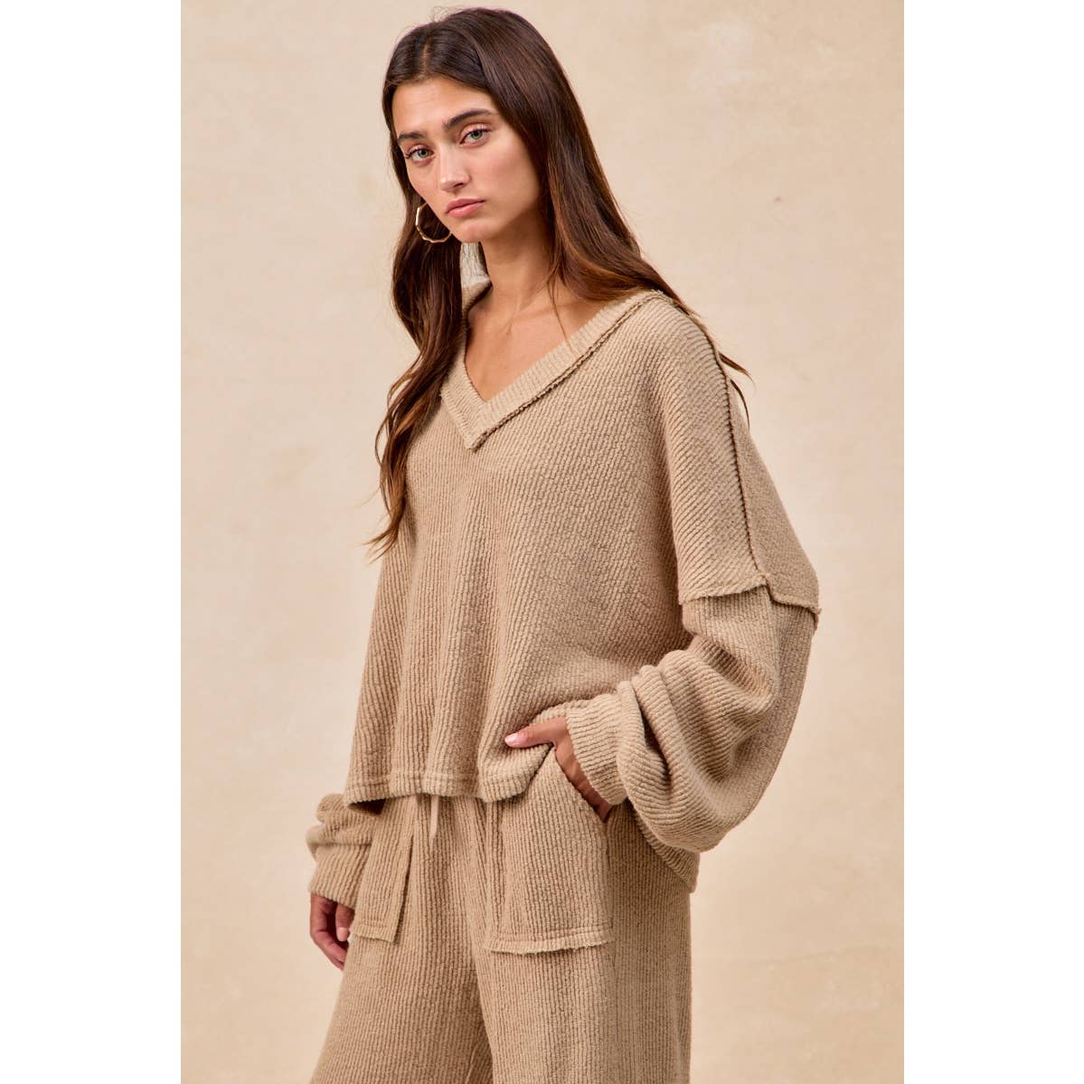 RELAXED FIT BOUCLE RIB KNIT V NECK TOP: TAUPE / L