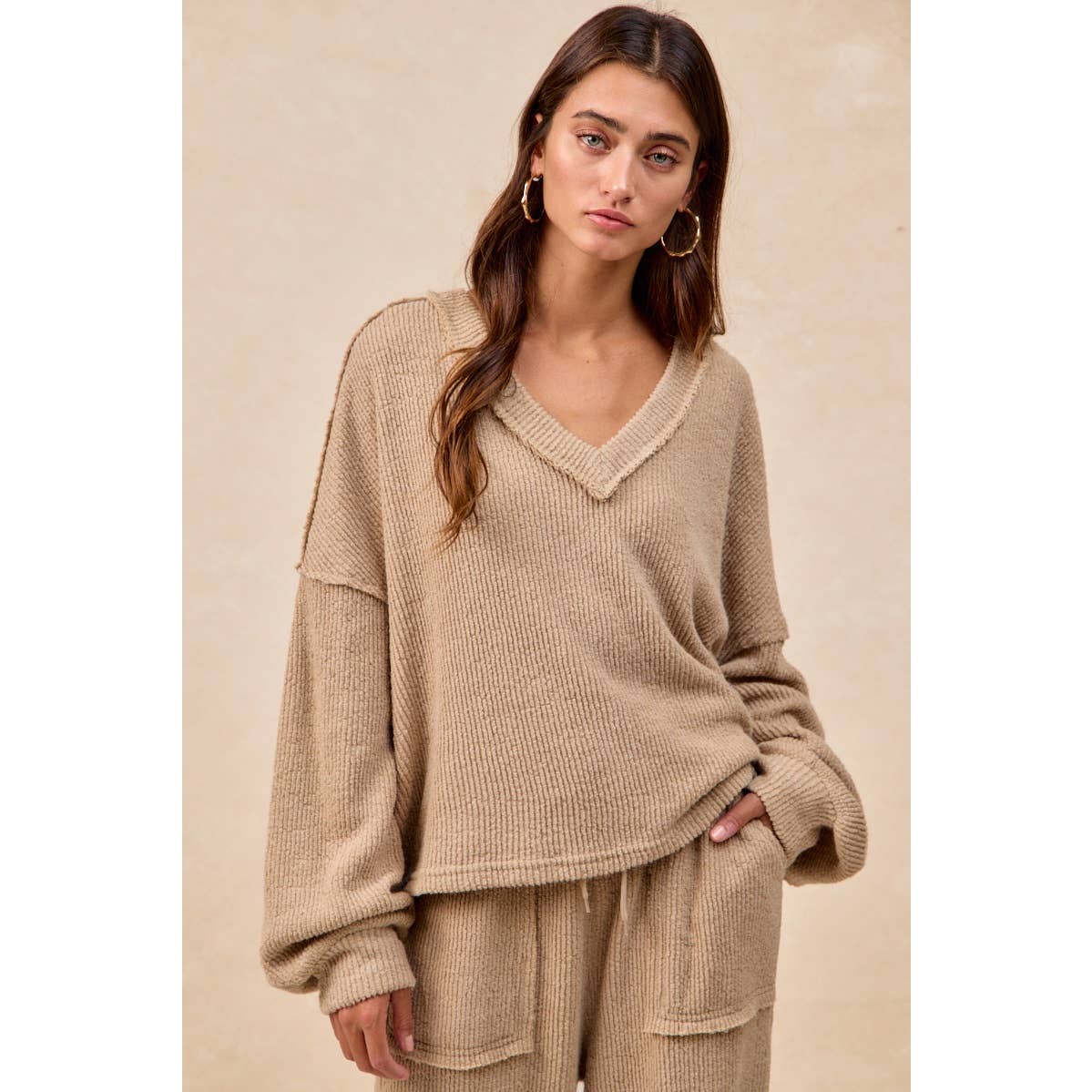 RELAXED FIT BOUCLE RIB KNIT V NECK TOP: TAUPE / S