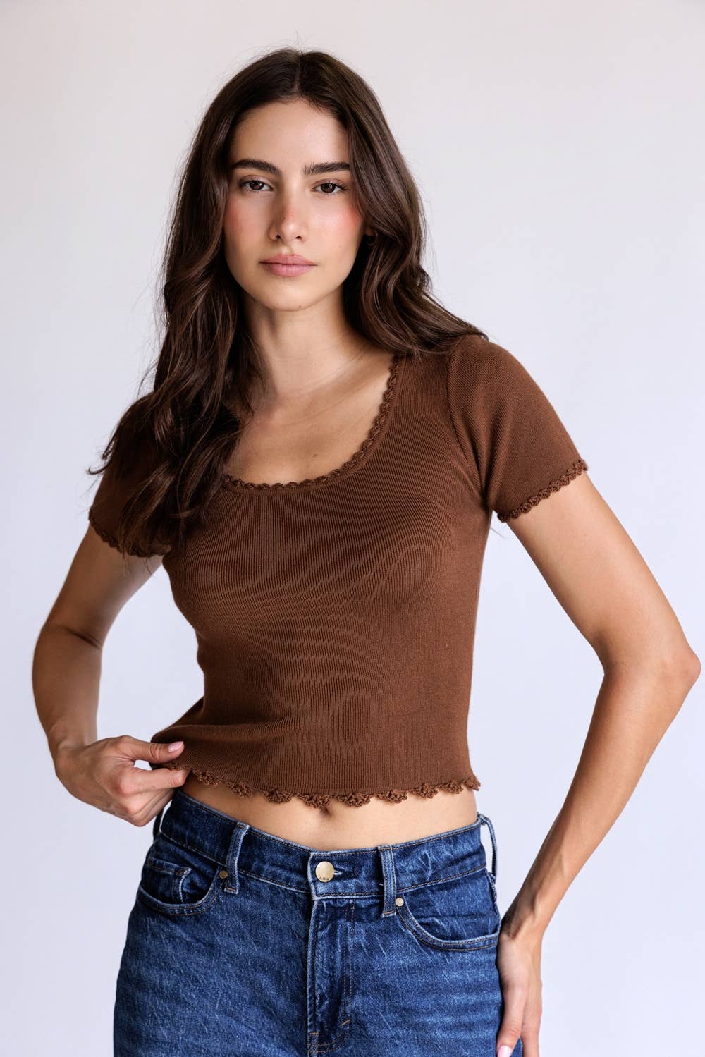 RIBBED KNIT CROP TOP: BROWN