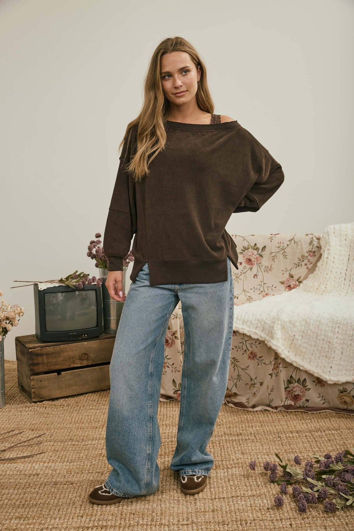 TIERED SLEEVE BOAT NECK EXPOSED SEAM KNIT TOP : DARK BROWN