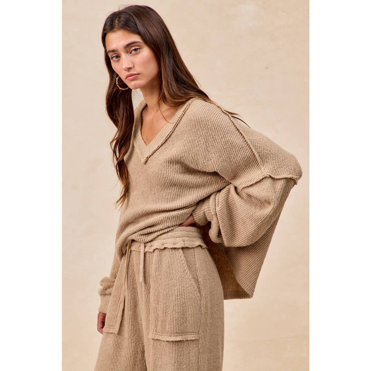RELAXED FIT BOUCLE RIB KNIT V NECK TOP: TAUPE / L
