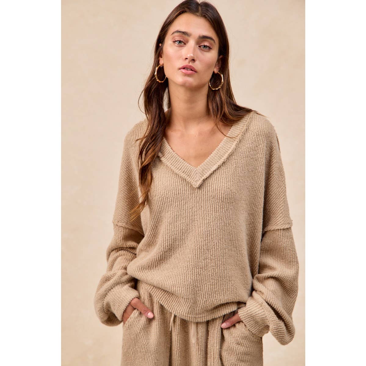 RELAXED FIT BOUCLE RIB KNIT V NECK TOP: TAUPE / L