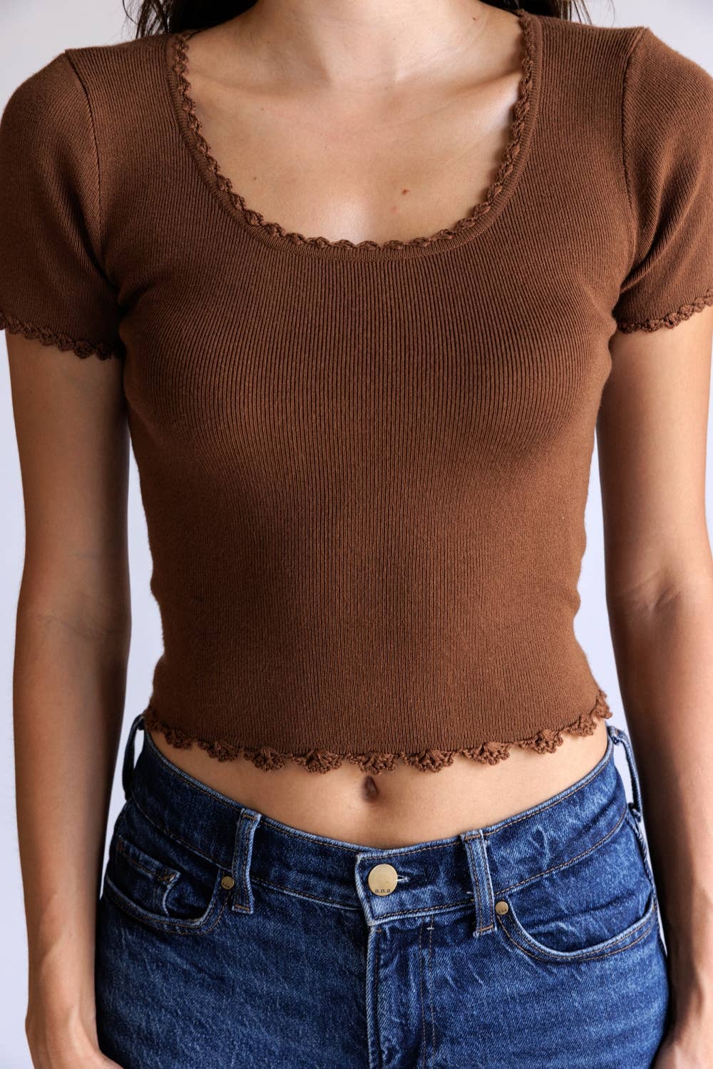 RIBBED KNIT CROP TOP: BROWN