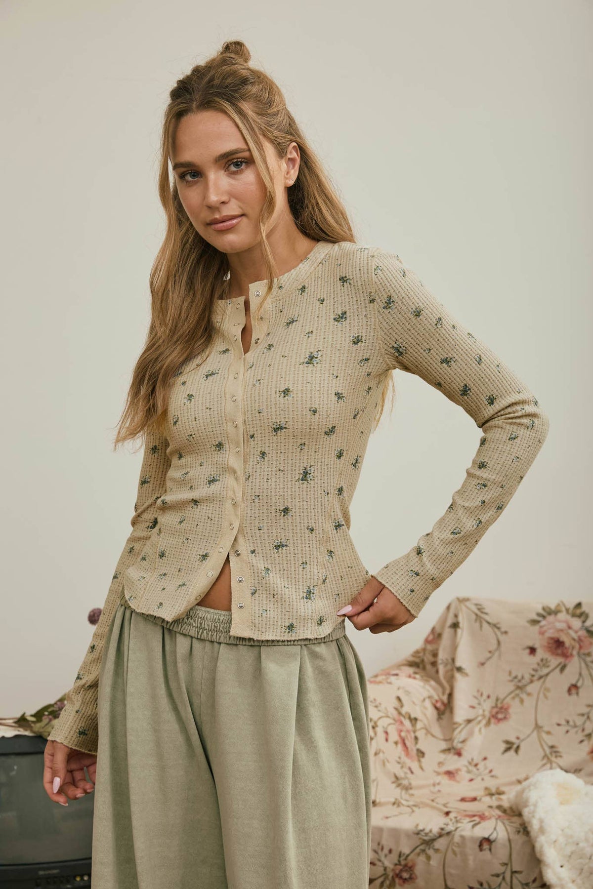 FLORAL SNAP FRONT LONG SLEEVE WAFFLE KNIT TOP : IVORY MULTI