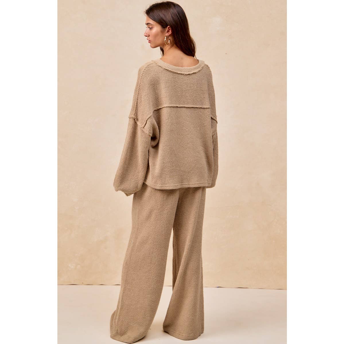RELAXED FIT BOUCLE RIB KNIT V NECK TOP: TAUPE / M