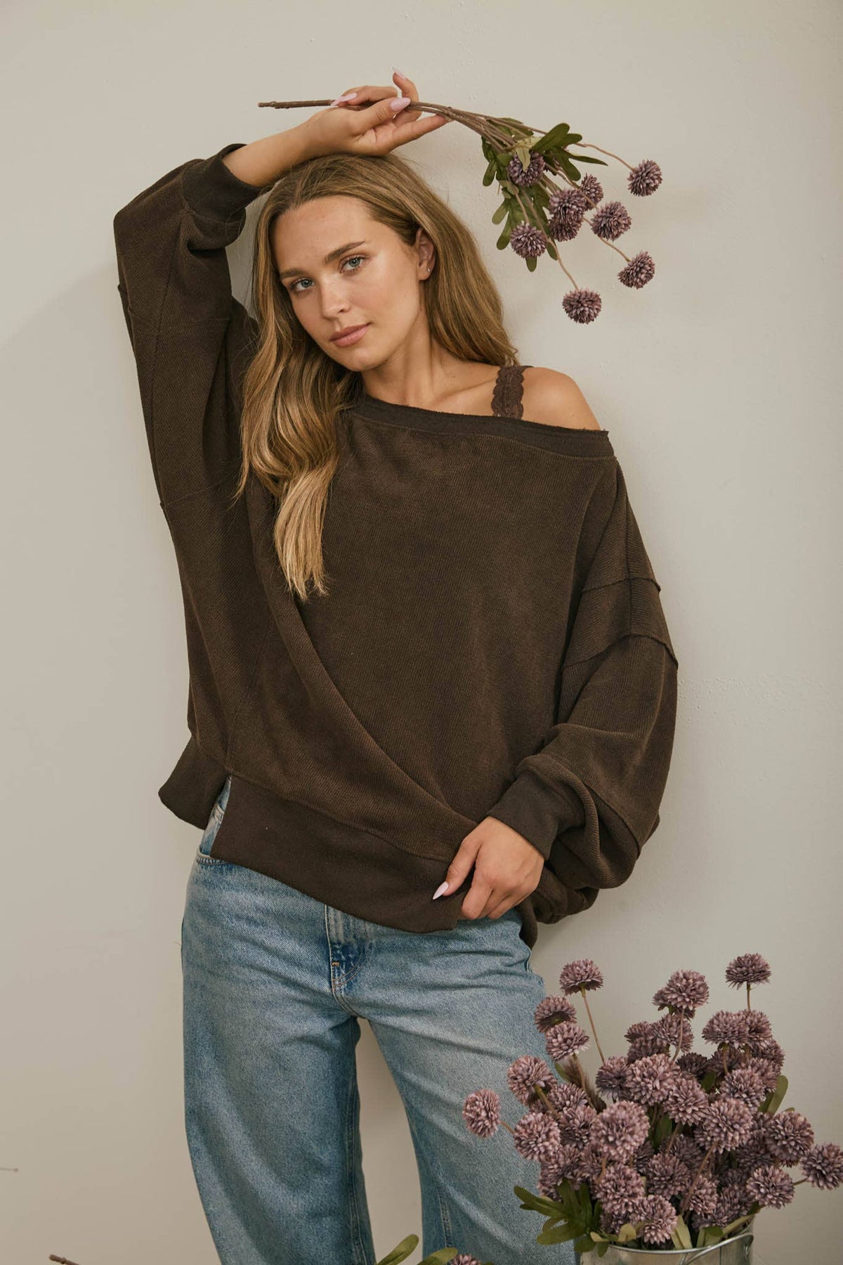 TIERED SLEEVE BOAT NECK EXPOSED SEAM KNIT TOP : DARK BROWN