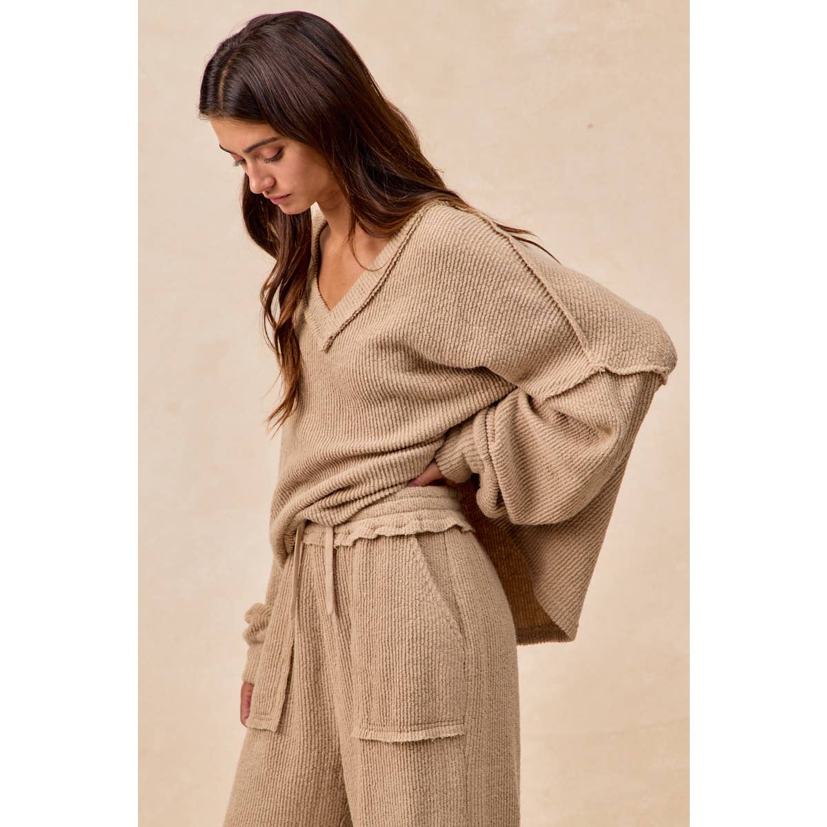 RELAXED FIT BOUCLE RIB KNIT V NECK TOP: TAUPE / L